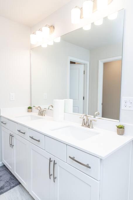 New Spacious 3 Bedroom Suite Garage Parking Free Wi-Fi Office Space And Patio View Duluth Luaran gambar